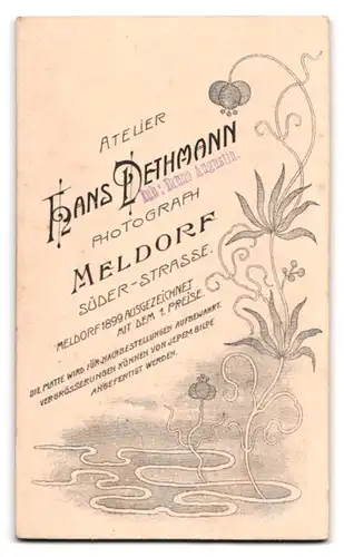 Fotografie Hans Dethmann, Meldorf, Süderstr., junge Damen betrachten Katalog im Foto-Atelier