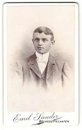 Fotografie Emil Sander, Brunsbüttelhafen, Portrait junger Mann im Anzug beim Fotograf