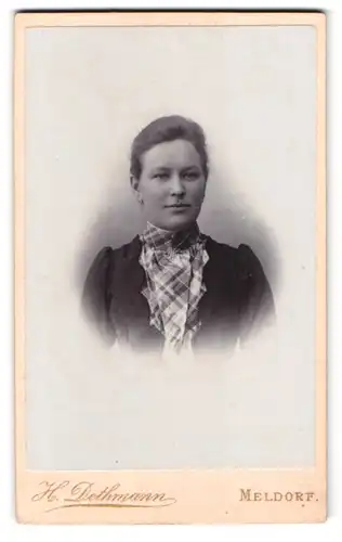 Fotografie H. Dethmann, Meldorf, Süderstr., Portrait junge Dame trägt Bluse mit Karomuster