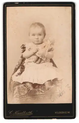 Fotografie Carl Kesselhuth, Hildesheim, Kaiserstr. 44, Baby mit Pupp im Rm