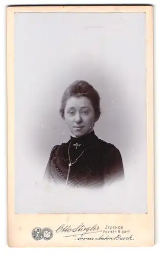 Fotografie Otto Stiegler, Itzehoe, Poststr. 5, Portrait Mädchen im Sonntagskleid mit Brosche