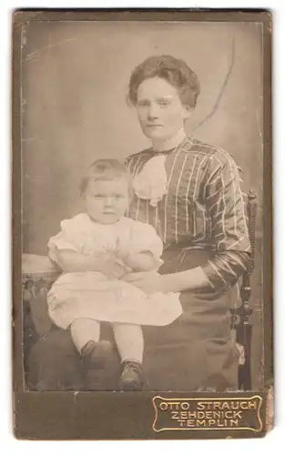 Fotografie Otto Strauch, Zehdenick, Templin, Am Markt 1, Mutter mit Baby auf dem Schoss