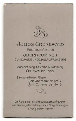 Fotografie Julius Grunewald, Oberneukirch, Cunewalde, Mädchen im weissen Kleid mit Zeitung