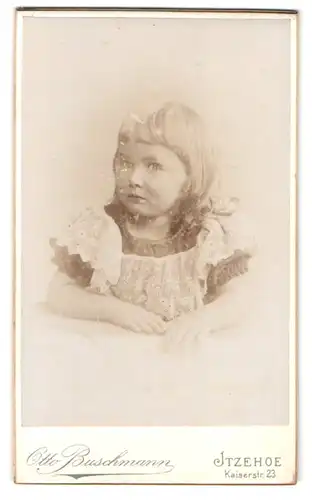 Fotografie Otto Buschmann, Itzehoe, Kaiserstr. 23, niedliches Mädchen trägt Überrock aus Spitze
