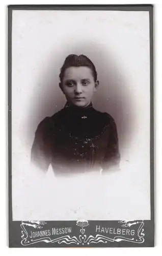 Fotografie Johannes Messow, Havelberg, Portrait brünettes Mädchen wohl gekleidet