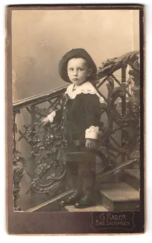 Fotografie G. Rader, Bad Salzungen, Knabe mit Hut auf Treppe stehend