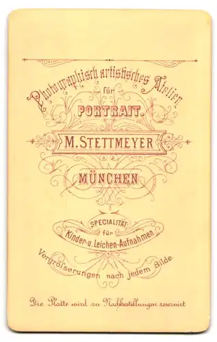 Fotografie M. Stettmeyer, München, Junger Mann im Anzug mit Mittelscheitel