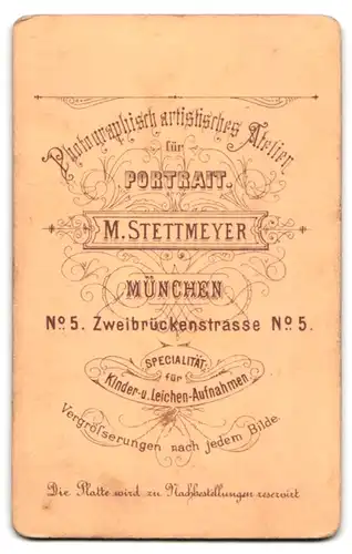 Fotografie M. Stettmeyer, München, Zweibrückenstr. 5, Junger Mann im Anzug mit Taschenuhr und Ringe