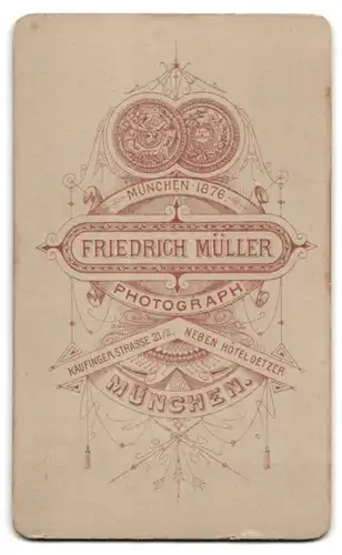 Fotografie Friedrich Müller, München, Kaufingerstr. 21 /2, Junger Mann im Anzug mit kurzen Haaren