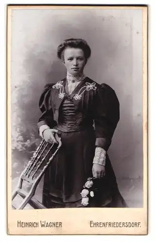 Fotografie Heinrich Wagner, Ehrenfriedersdorf, Chemnitzerstr., Frau im dunklen Kleid mit Blumen