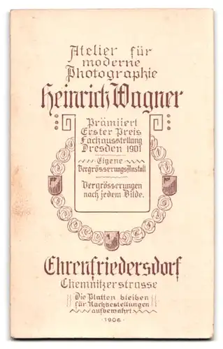 Fotografie Heinrich Wagner, Ehrenfriedersdorf, Chemnitzerstr., Frau im dunklen Kleid mit Blumen