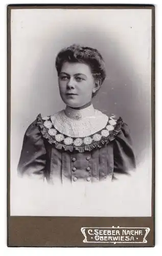Fotografie C. Seeber, Oberwiesa, hübsche Frau im Kleid mit weissem Spitzkragen