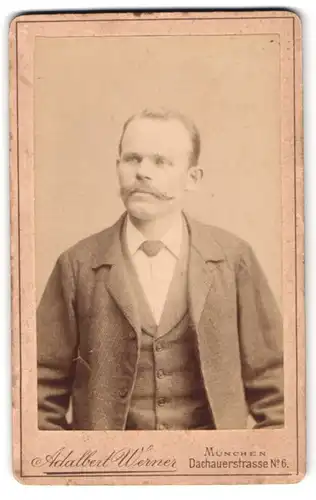 Fotografie Adalbert Werner, München, Dachauerstr. 6, Mann im Anzug mit gestylten Haaren und Moustache