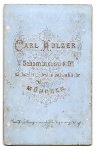 Fotografie Carl Holzer, München, Schommerstr. 17a, Dame im dunklen Kleid neben einem Beistelltisch
