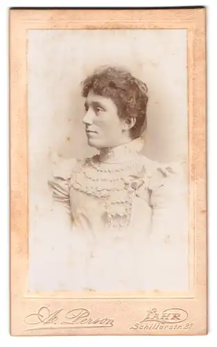 Fotografie A. Person, Lahr, Schillerstr. 21, Dame im weissen Kleid mit Locken von der Seite