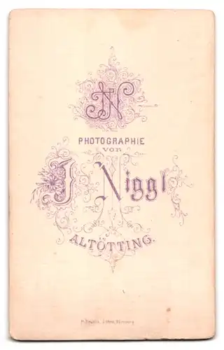 Fotografie J. Niggl, Altötting, Dame in eleganter Kleidung mit Zöpfen