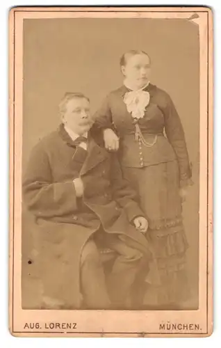 Fotografie Aug. Lorenz, München, Dachauerstr. 6, Ehepaar in eleganter Kleidung