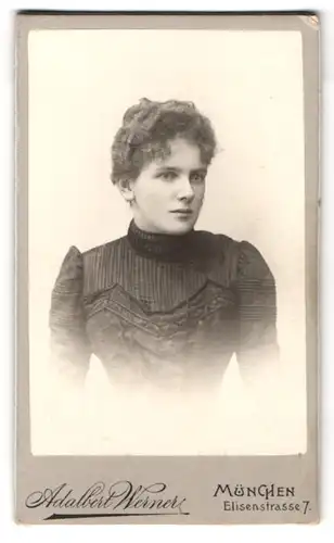 Fotografie Adalbert Werner, München, Elisenstr. 7, hübsche Frau im dunklen Kleid mit Locken