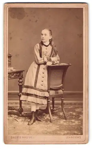 Fotografie Georg Kruse, Randers, Vestergade 39, junges Mädchen im Kleid mit Schulter, langen Haaren
