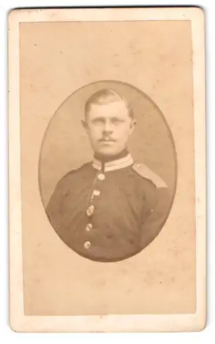 Fotografie Hermann Trampke, Berlin, Oranienstr. 130, Soldat in Uniform mit Scheitel