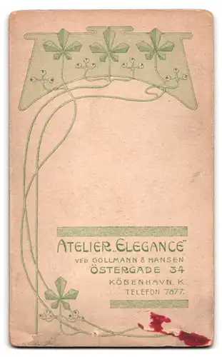 Fotografie Atelier Elegance, Köbenhavn, Ostergade 34, Dame im dunklen Kleid mit zusammengesteckten Haaren