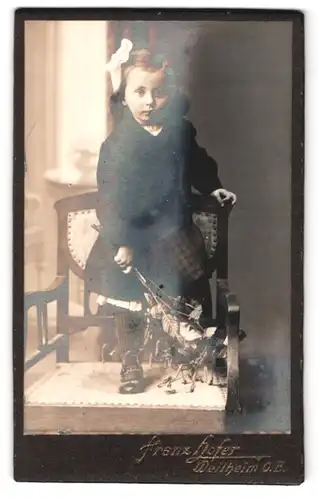 Fotografie Franz Hofer, Weilheim o. B., kleines Mädchen in eleganter Kleidung mit Blumenstrauss