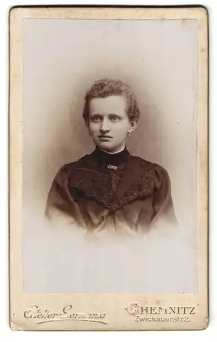 Fotografie Atelier Germania, Chemnitz, Zwickauerstr. 2, Frau in dunkler Kleidung mit Ohrringen