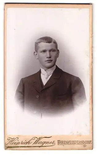 Fotografie Heinrich Wagner, Ehrenfriedersdorf, Chemnitzerstr., Junger Mann im Anzug mit gestylten Haaren