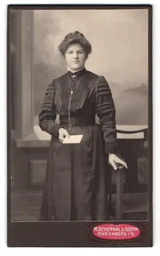 Fotografie R. Ochernal & Sohn, Marienberg i. S., Dame im dunklen Kleid mit einem Zettel in der Hand