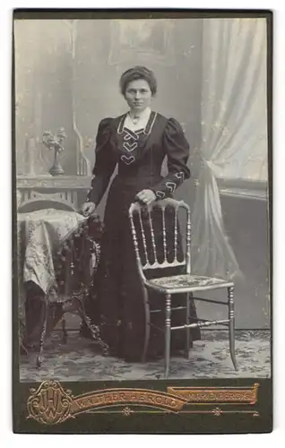 Fotografie Walther Herold, Marienberg / Sachsen, Katharinenstr. 85, Dame in eleganter Kleidung in stehender Pose