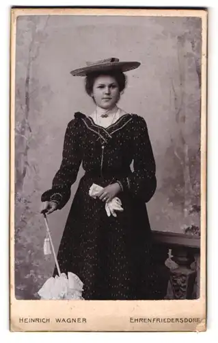 Fotografie Heinrich Wagner, Ehrenfriedersdorf, Chemnitzerstr., Dame im gepunkteten Kleid mit Sonnenhut