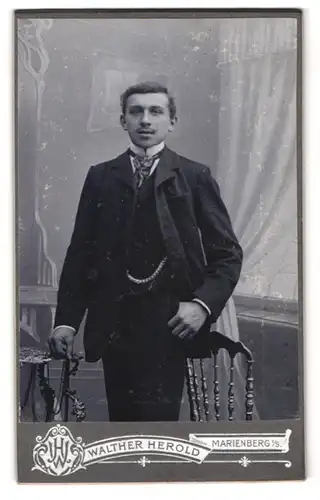 Fotografie Walther Herold, Marienberg / Sachsen, Katharinenstr. 85, Junger Mann im Anzug mit Oberlippenbart
