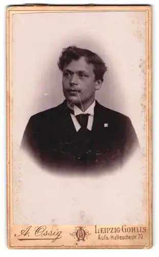 Fotografie A. Ossig, Leipzig-Gohlis, Halleschestr. 79, Junger Mann im Anzug mit Oberlippenbart