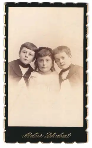Fotografie Atelier Schubert, Freiberg i.S., drei Geschwister im Portrait