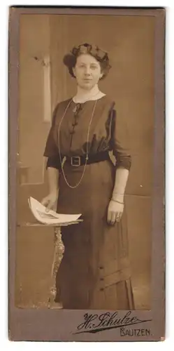 Fotografie H. Schulze, Bautzen, bürgerliche Frau im taillierten Kleid
