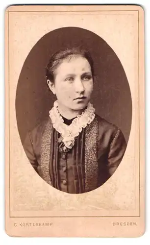 Fotografie C. Kortenkamp, Dresden, Annenstrasse 35, junge Dame im Portrait