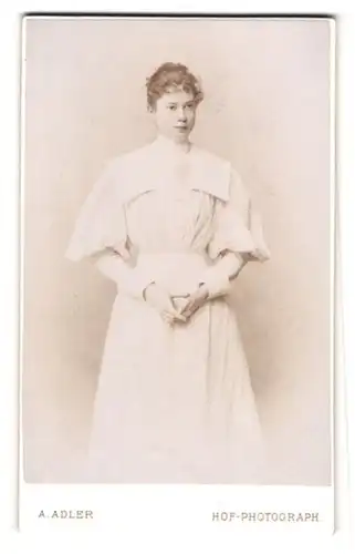 Fotografie A. Adler, Dresden, Victoriastrasse 22, junge Frau in weissem Kleid
