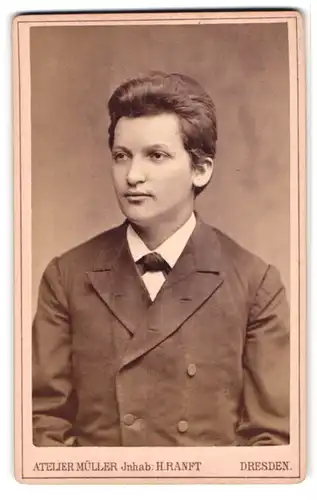 Fotografie Atelier Müller, Dresden, Marien Strasse 26, junger Mann mit toupiertem Haar