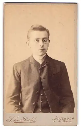 Fotografie John Dahl, Hamburg, Lange Reihe 43, junger Herr mit Brille im Anzug