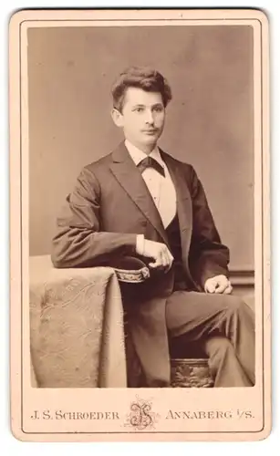 Fotografie J. S. Schroeder, Annaberg i. S., Untere Münzgasse 666, junger Mann mit toupiertem Haar