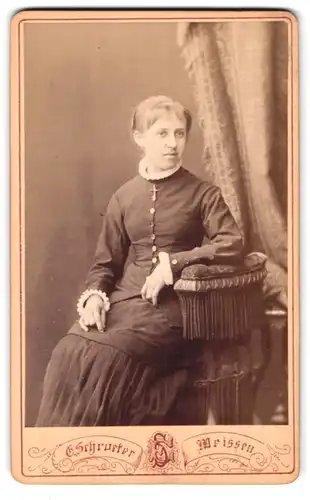 Fotografie E. Schroeder, Meissen, Obergasse 597, bürgerliche Frau im schlichten Kleid