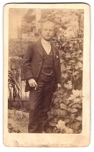 Fotografie unbekannter Fotograf und Ort, Portrait junger Herr mit Zigarre im Anzug
