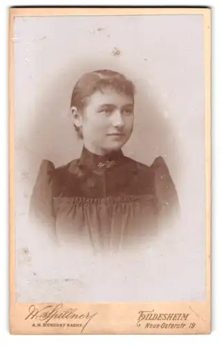 Fotografie W. Spillner, Hildesheim, Neue Oster-Str. 19, Portrait Junge Dame in gerafftem Kleid