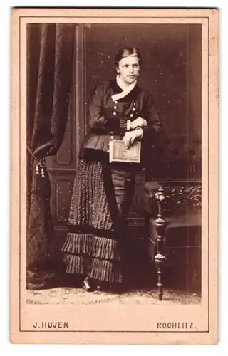 Fotografie J. Hujer, Rochlitz, Portrait Frau in plissiertem Kleid und Jackett