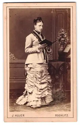 Fotografie J. Hujer, Rochlitz, Portrait Vornehme Dame mit Hochsteckfrisur in gerafftem Kleid