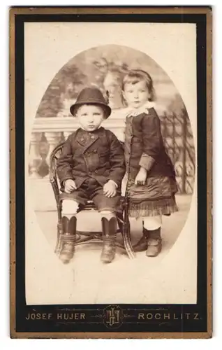Fotografie J. Hujer, Rochlitz, Portrait Zwei Kleinkinder in kurzer Hose und Röckchen