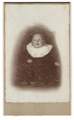 Fotografie Karl Weishaupt, Kelbra, Portrait Kleinkind mit Halslätzchen