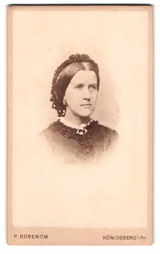 Fotografie P. Rosenow, Königsberg, Münzstr. 15, Portrait Dame mit Biedermeierfrisur in besticktem Kleid