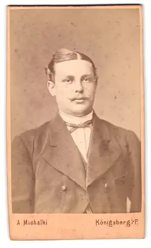 Fotografie A. Michalki, Königsberg, Münz-Str. 28, Portrait Eleganter Herr mit Schnurrbart im Anzug