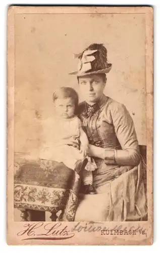 Fotografie H. Lutz, Kulmbach, Portrait Mutter mit Hut und ihr Kleinkind